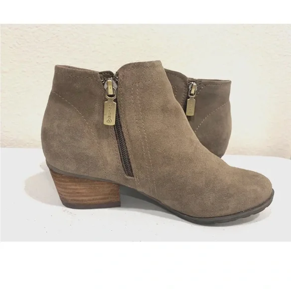 Blondo waterproof ankle booties. Taupe grey suede w/ inside zippers. - Picture 4 of 6
